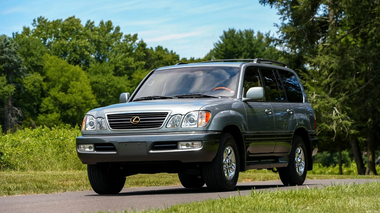 2001 Lexus LX 2nd Gen - Image 5 of 31