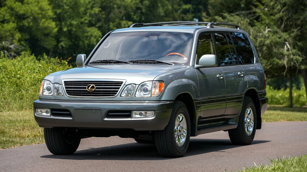2001 Lexus LX 2nd Gen - Image 4 of 31