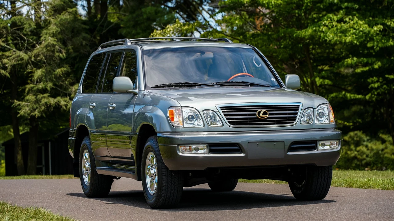 2001 Lexus LX 2nd Gen - Image 14 of 31