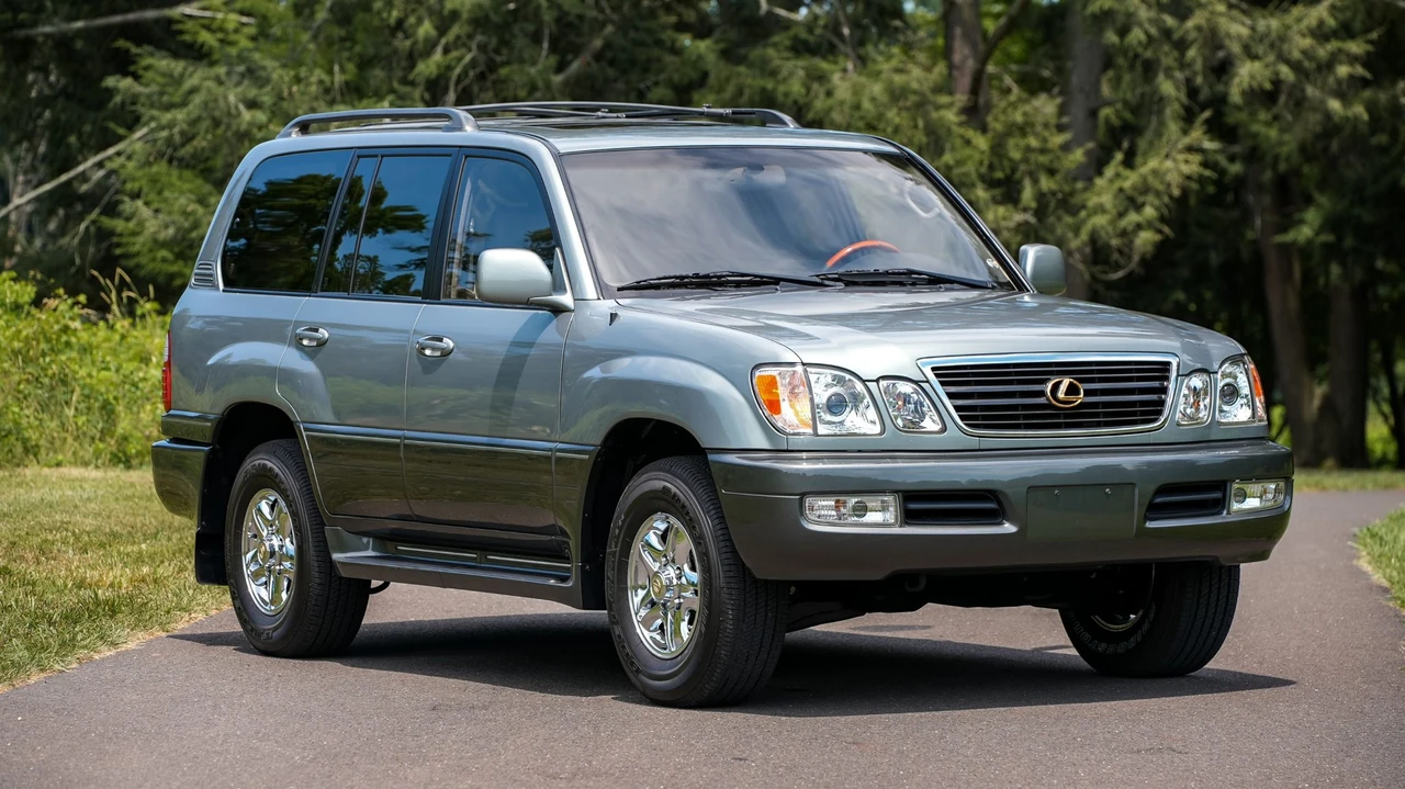 2001 Lexus LX 2nd Gen - Image 13 of 31