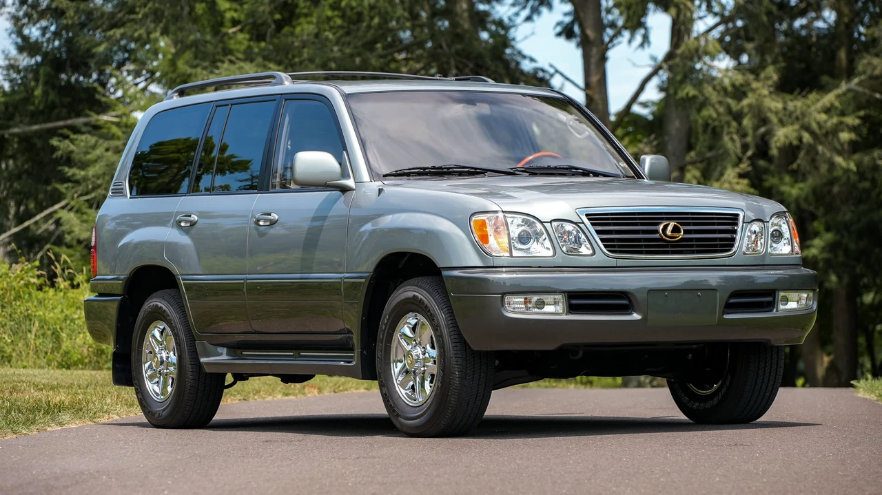 2001 Lexus LX 2nd Gen - Image 12 of 31
