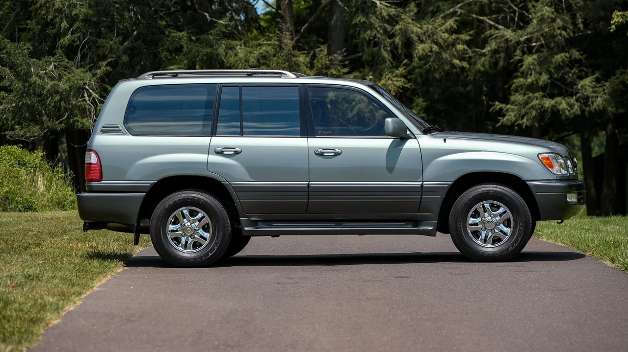 2001 Lexus LX 2nd Gen - Image 29 of 31