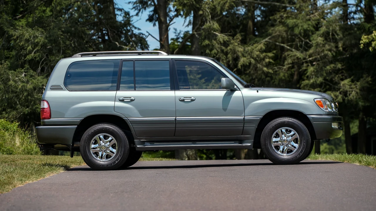 2001 Lexus LX 2nd Gen - Image 30 of 31