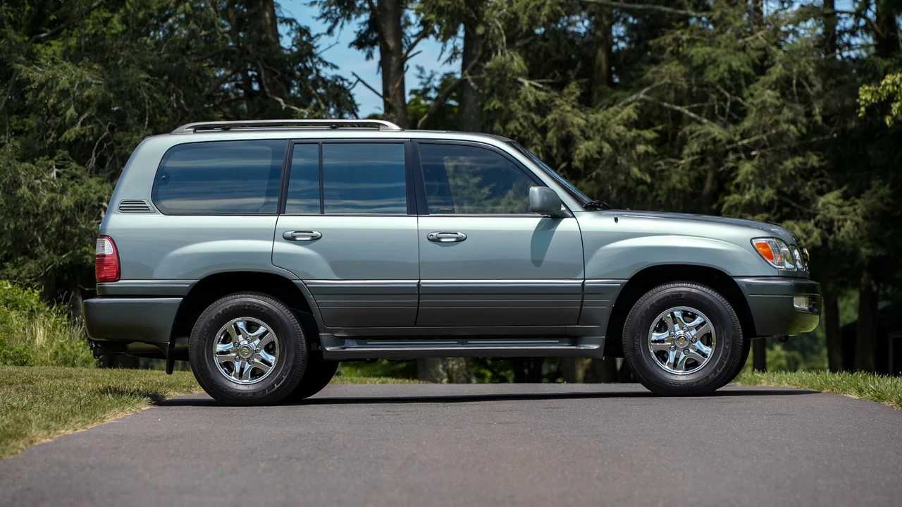 2001 Lexus LX 2nd Gen - Image 28 of 31