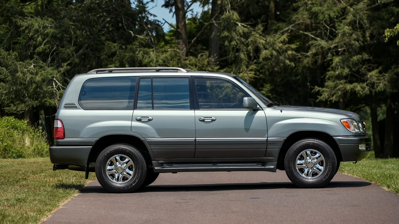 2001 Lexus LX 2nd Gen - Image 27 of 31