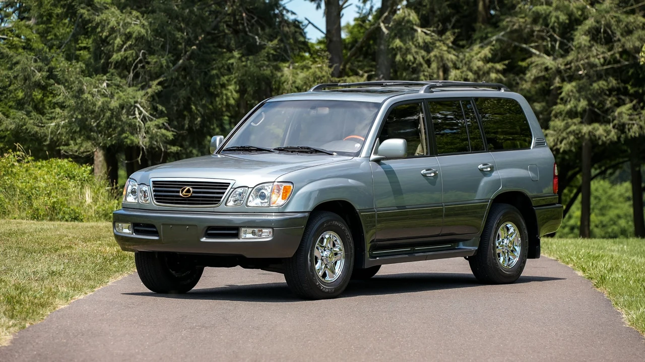 2001 Lexus LX 2nd Gen - Image 3 of 31