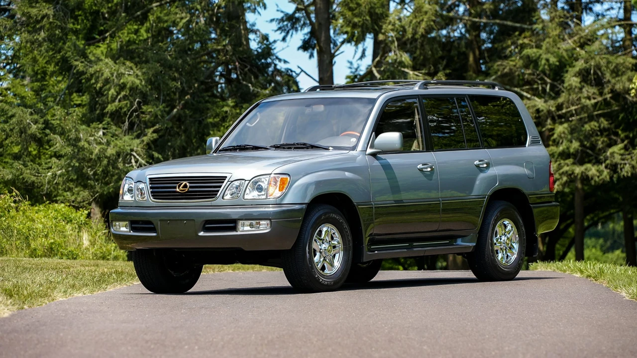 2001 Lexus LX 2nd Gen - Image 2 of 31