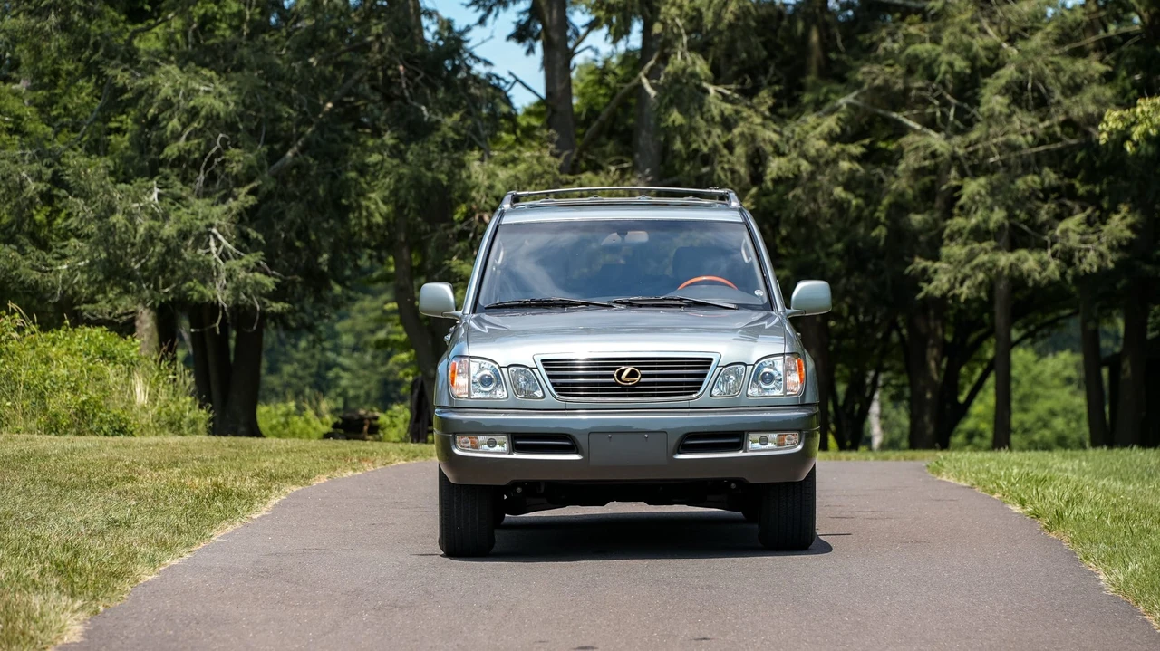 2001 Lexus LX 2nd Gen - Image 6 of 31