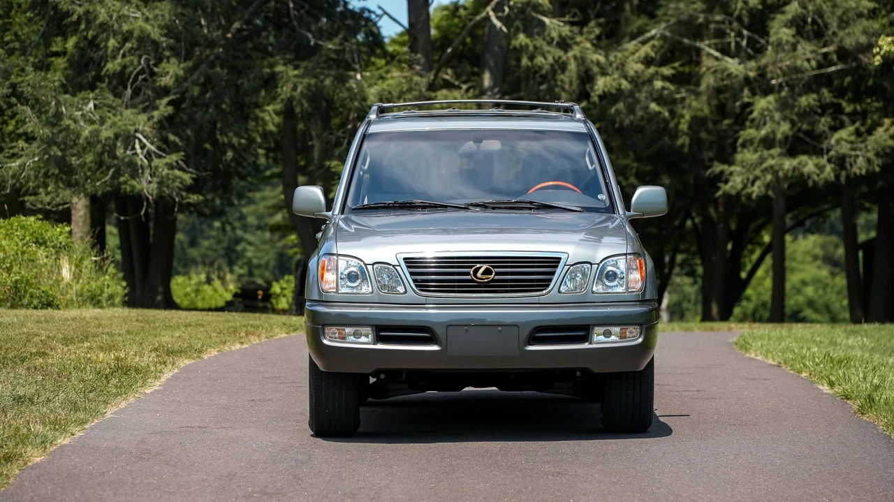 2001 Lexus LX 2nd Gen - Image 7 of 31