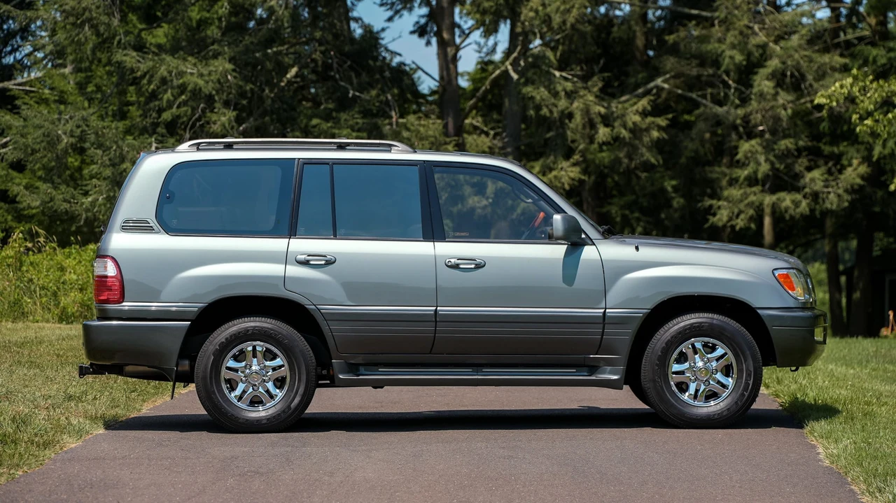 2001 Lexus LX 2nd Gen - Image 26 of 31