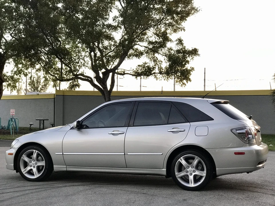 2002 Lexus IS 1st Gen - Image 10 of 31