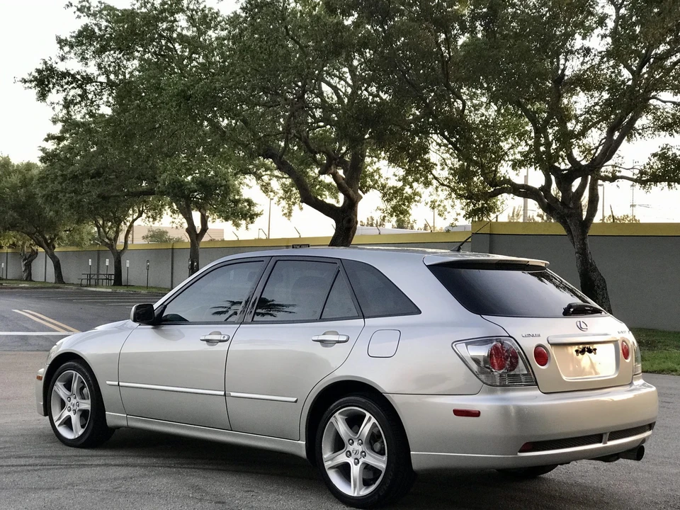 2002 Lexus IS 1st Gen - Image 11 of 31