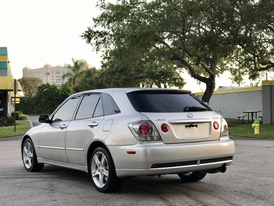 2002 Lexus IS 1st Gen - Image 13 of 31