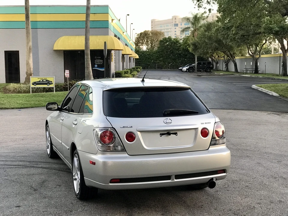 2002 Lexus IS 1st Gen - Image 15 of 31