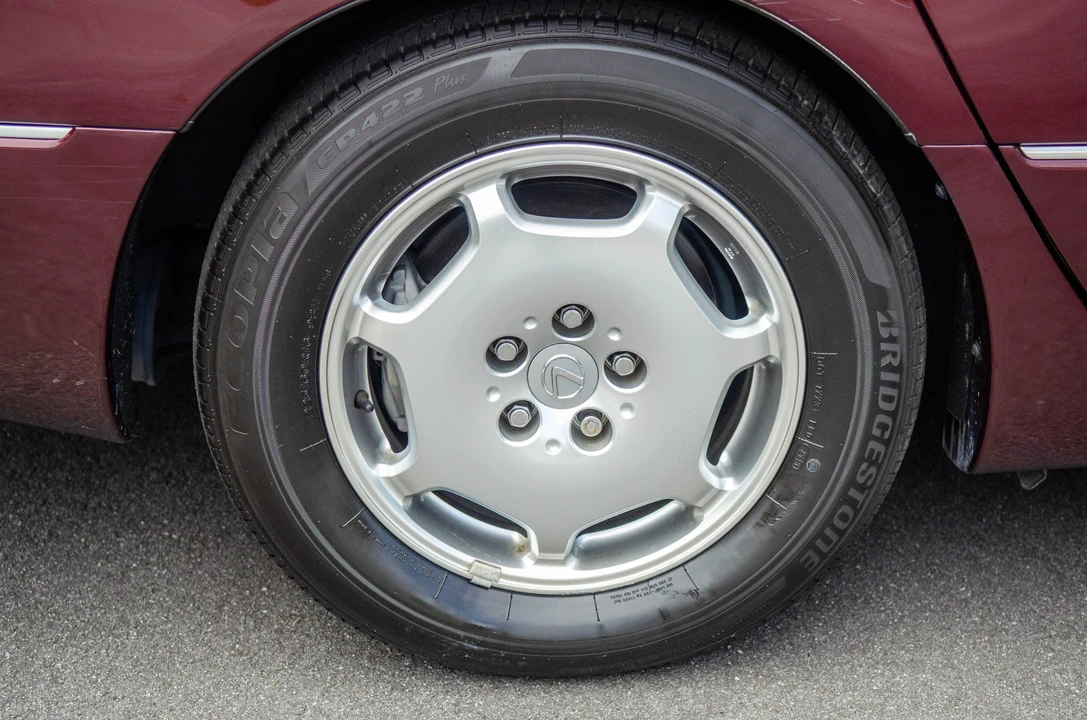 2002 Lexus LS 3rd Gen - Image 28 of 31