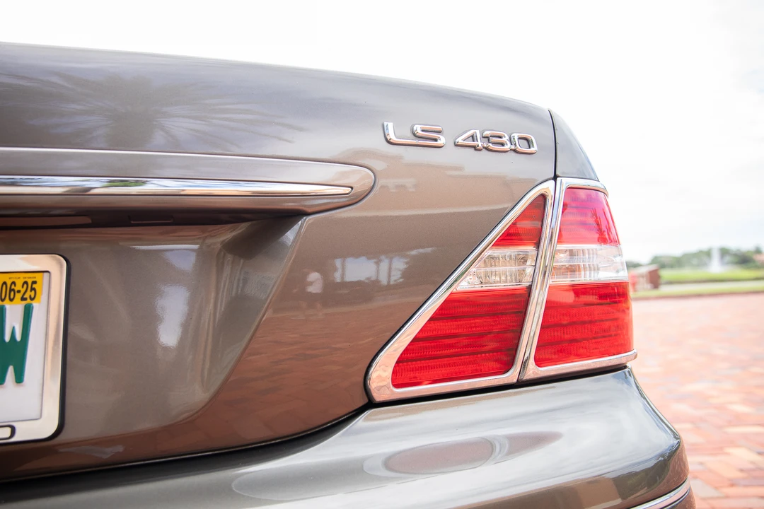 2005 Lexus LS 3rd Gen - Image 23 of 31