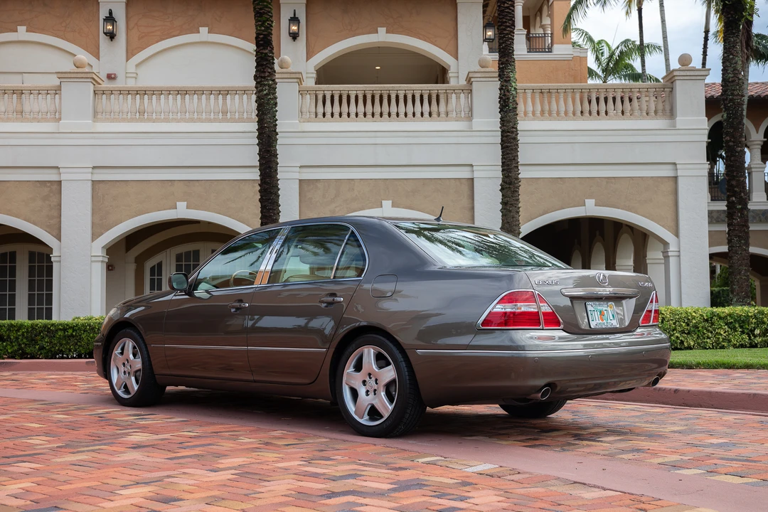 2005 Lexus LS 3rd Gen - Image 9 of 31