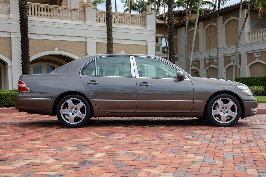 2005 Lexus LS 3rd Gen - Image 5 of 31