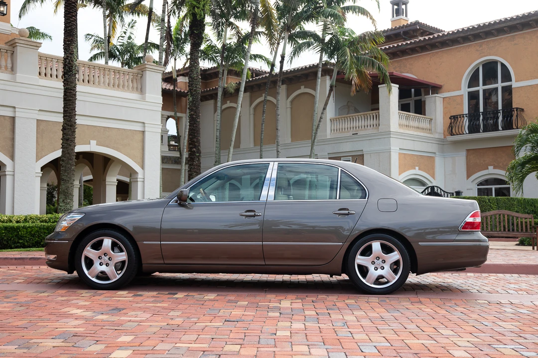 2005 Lexus LS 3rd Gen - Image 10 of 31