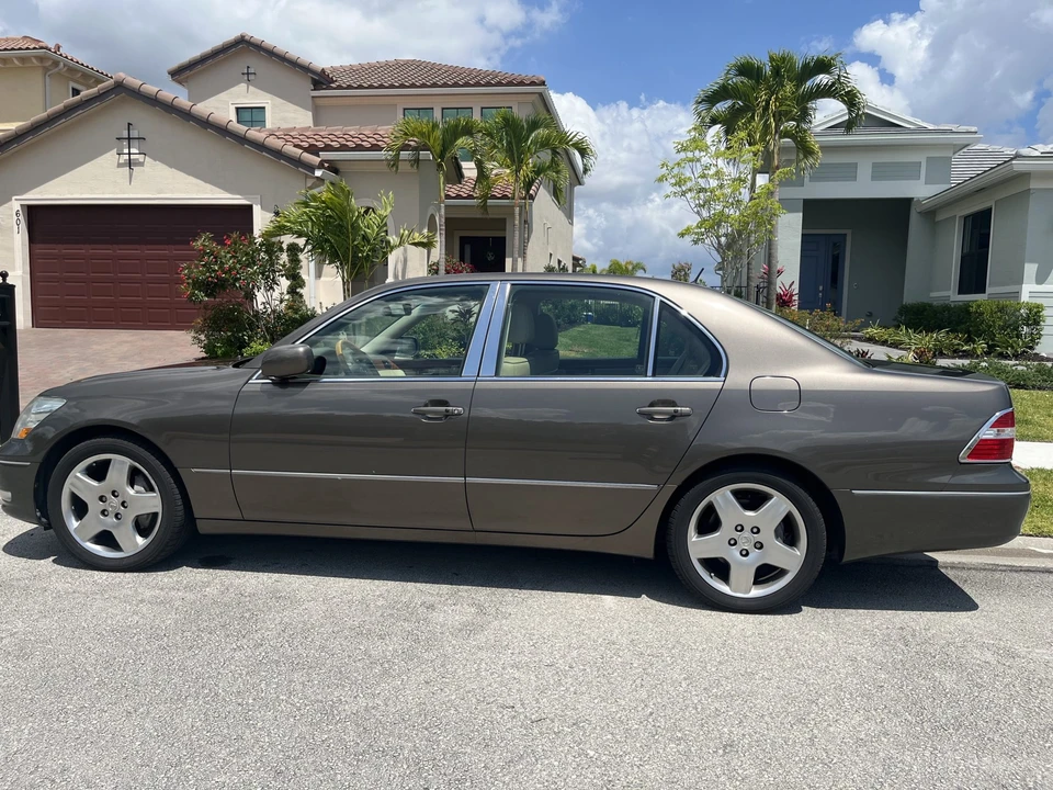 2005 Lexus LS 3rd Gen - Image 18 of 31