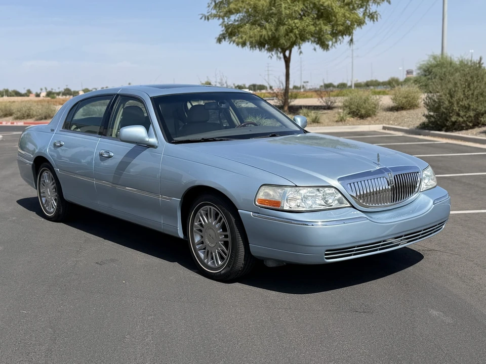 2006 Lincoln Town Car - Image 8 of 31