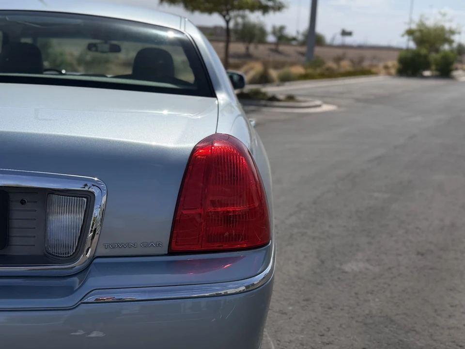 2006 Lincoln Town Car - Image 22 of 31