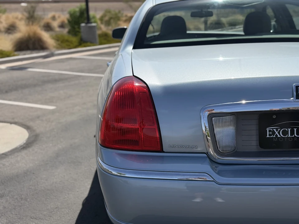 2006 Lincoln Town Car - Image 21 of 31