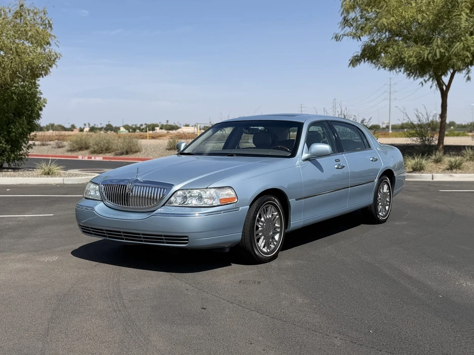 2006 Lincoln Town Car - Image 2 of 31