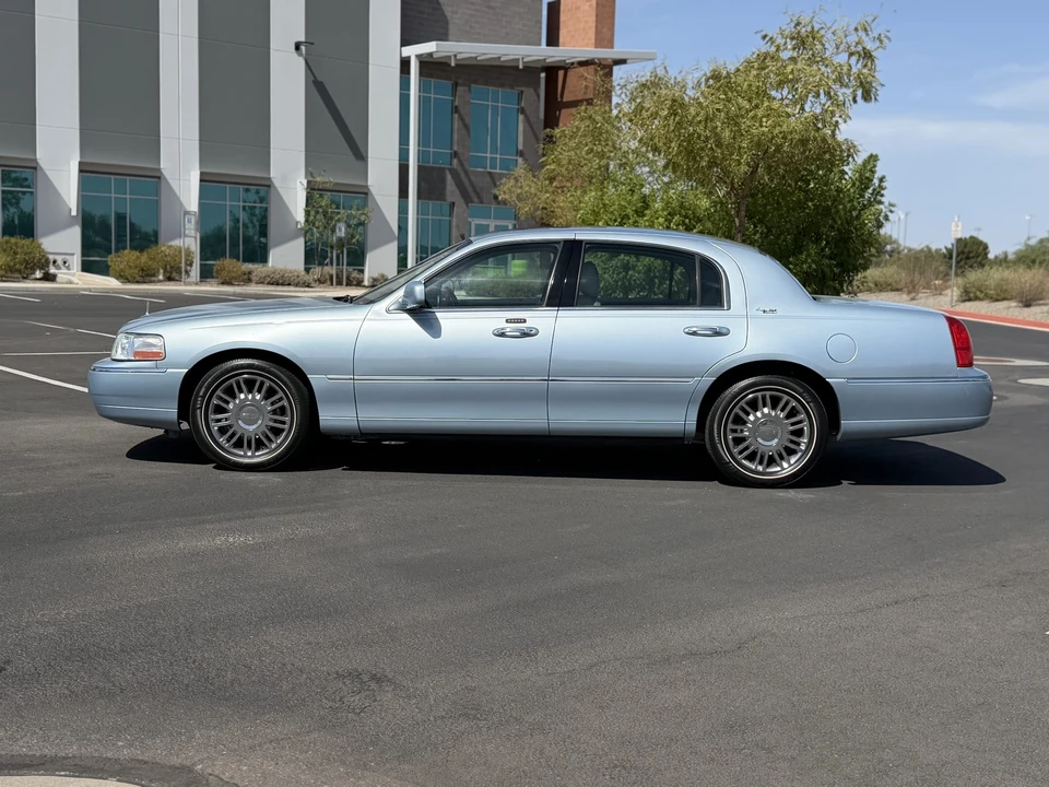2006 Lincoln Town Car - Image 3 of 31