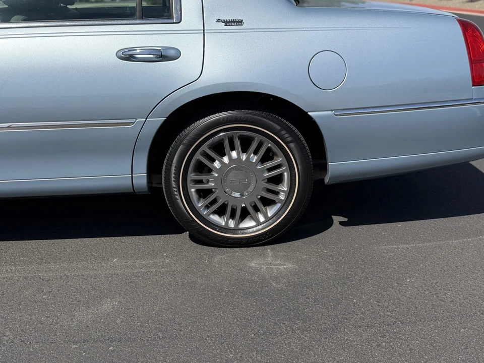 2006 Lincoln Town Car - Image 30 of 31