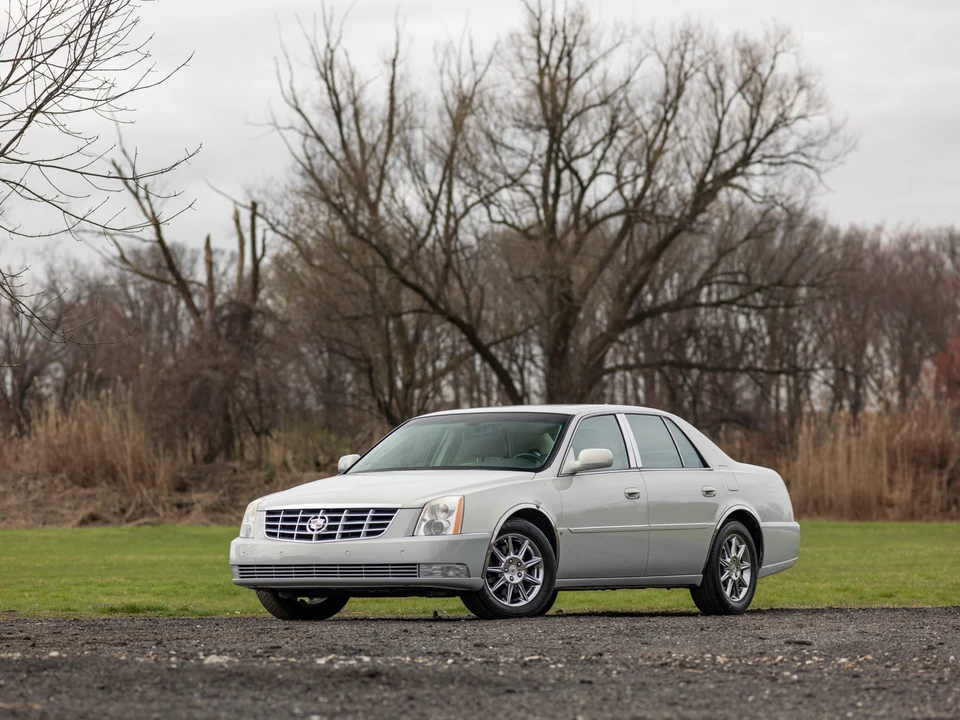 2010 Cadillac DTS - Image 2 of 31