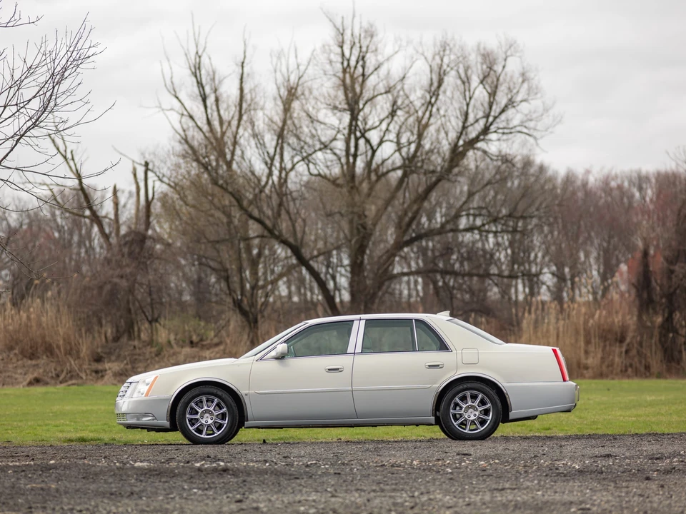 2010 Cadillac DTS - Image 5 of 31