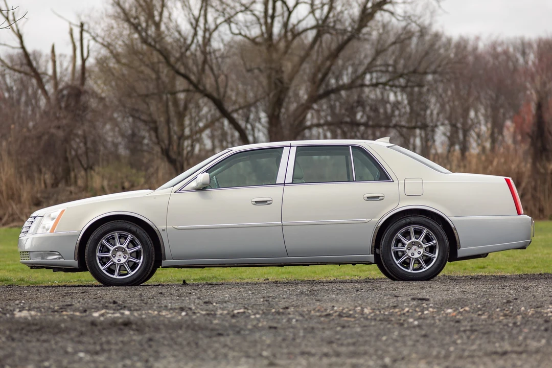 2010 Cadillac DTS - Image 7 of 31