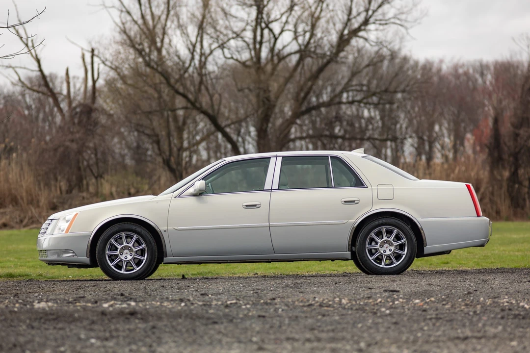 2010 Cadillac DTS - Image 6 of 31