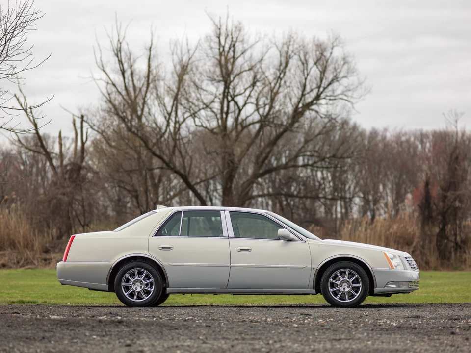2010 Cadillac DTS - Image 17 of 31