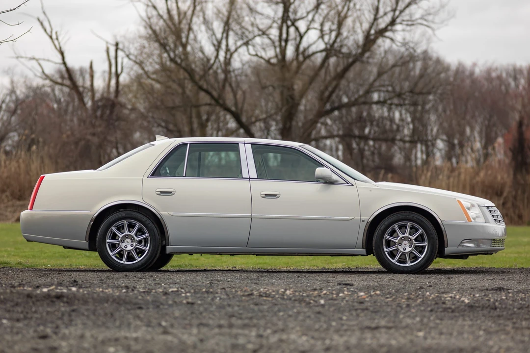 2010 Cadillac DTS - Image 18 of 31