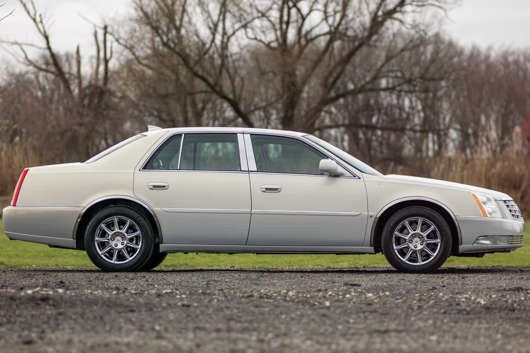 2010 Cadillac DTS - Image 19 of 31