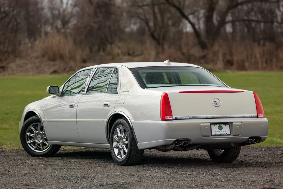 2010 Cadillac DTS - Image 10 of 31