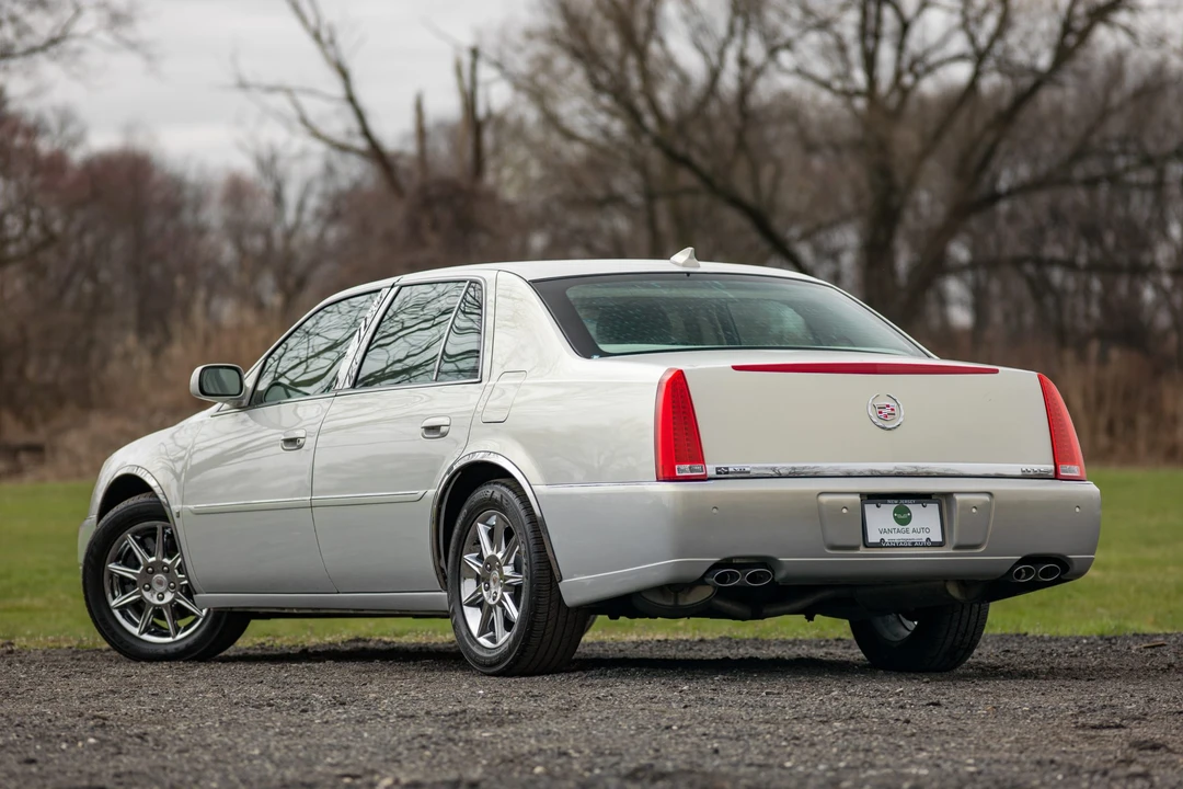 2010 Cadillac DTS - Image 9 of 31