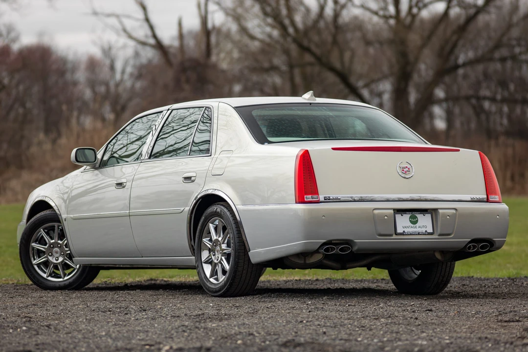 2010 Cadillac DTS - Image 11 of 31