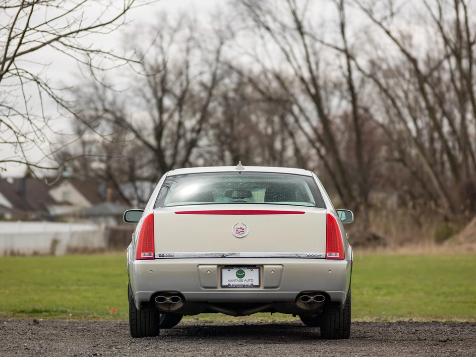 2010 Cadillac DTS - Image 12 of 31