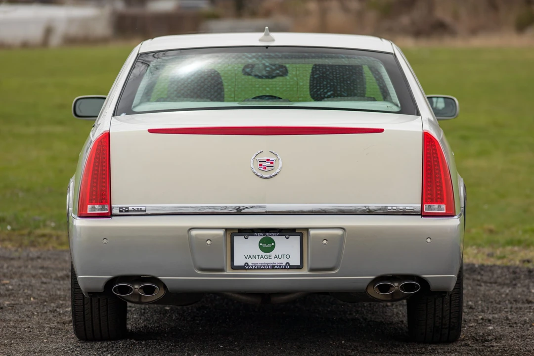2010 Cadillac DTS - Image 13 of 31