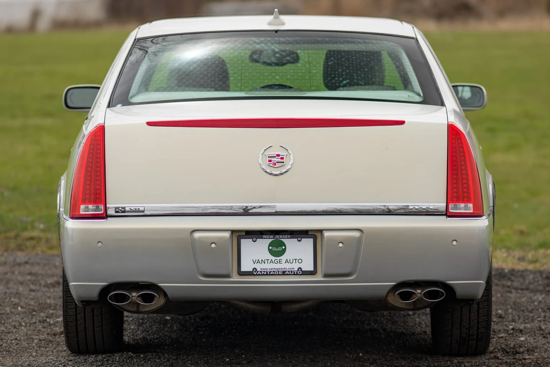 2010 Cadillac DTS - Image 15 of 31