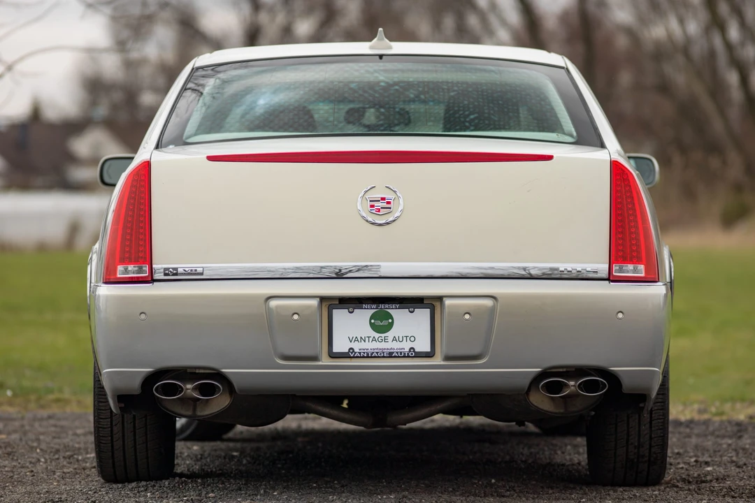 2010 Cadillac DTS - Image 14 of 31