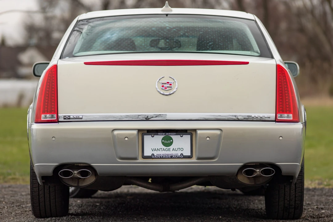 2010 Cadillac DTS - Image 16 of 31