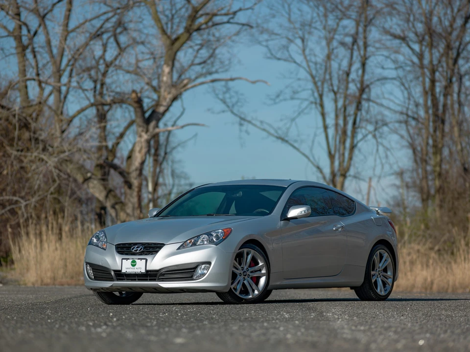 2010 Hyundai Genesis Coupe - Image 2 of 31