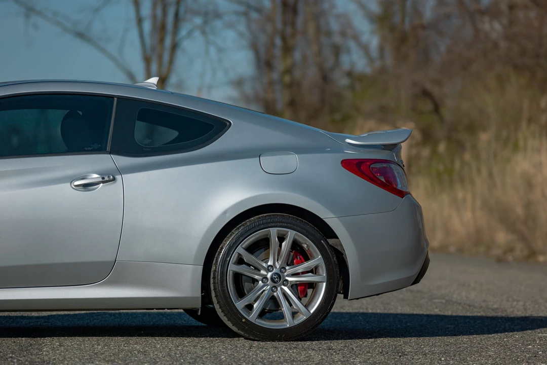 2010 Hyundai Genesis Coupe - Image 25 of 31