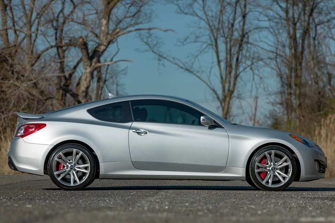 2010 Hyundai Genesis Coupe - Image 12 of 31