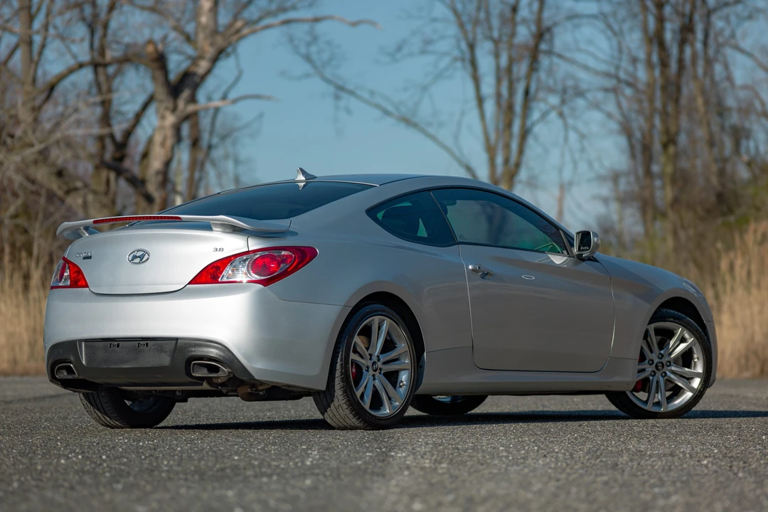 2010 Hyundai Genesis Coupe - Image 11 of 31