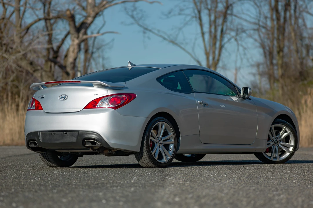 2010 Hyundai Genesis Coupe - Image 10 of 31